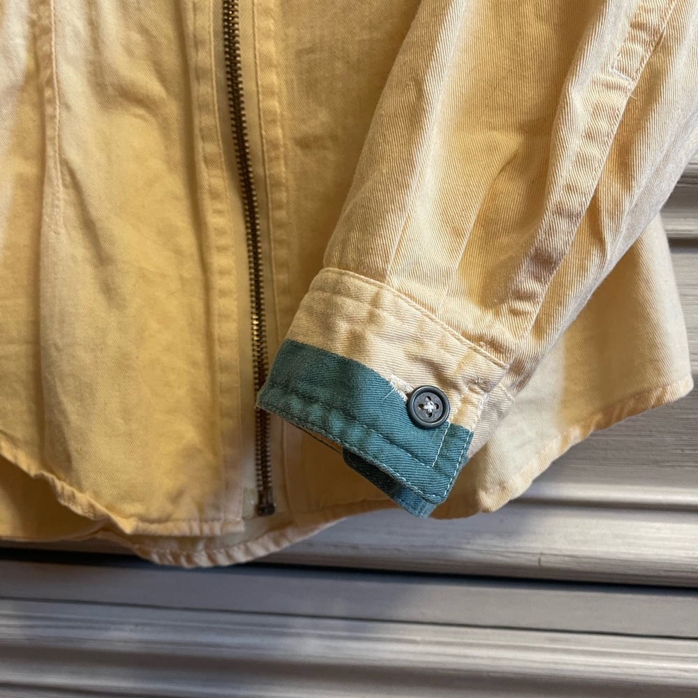 Vintage Levi’s Women's Cream Top with Teal Accents - Picture 7 of 9